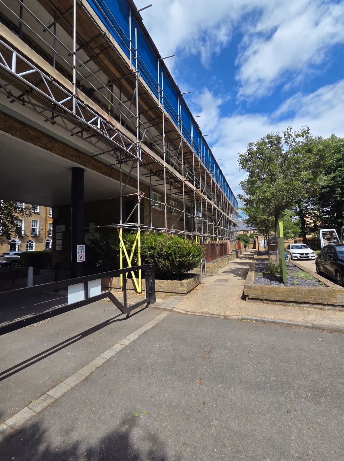 Commercial block refurbishment scaffold deck London