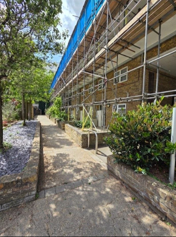 Commercial block refurbishment scaffold garden access London